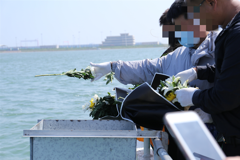 家属在海撒现场 家属在海撒现场